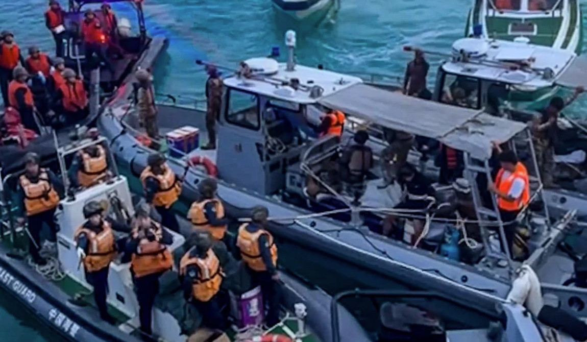 Lực lượng công vụ của Philippines và Trung Quốc thường xuyên va chạm ở Bãi Cỏ Mây trong những tháng qua. (Ảnh do Lực lượng vũ trang Philippines cung cấp) Lực lượng công vụ của Philippines và Trung Quốc thường xuyên va chạm ở Bãi Cỏ Mây trong những tháng qua. (Ảnh do Lực lượng vũ trang Philippines cung cấp)