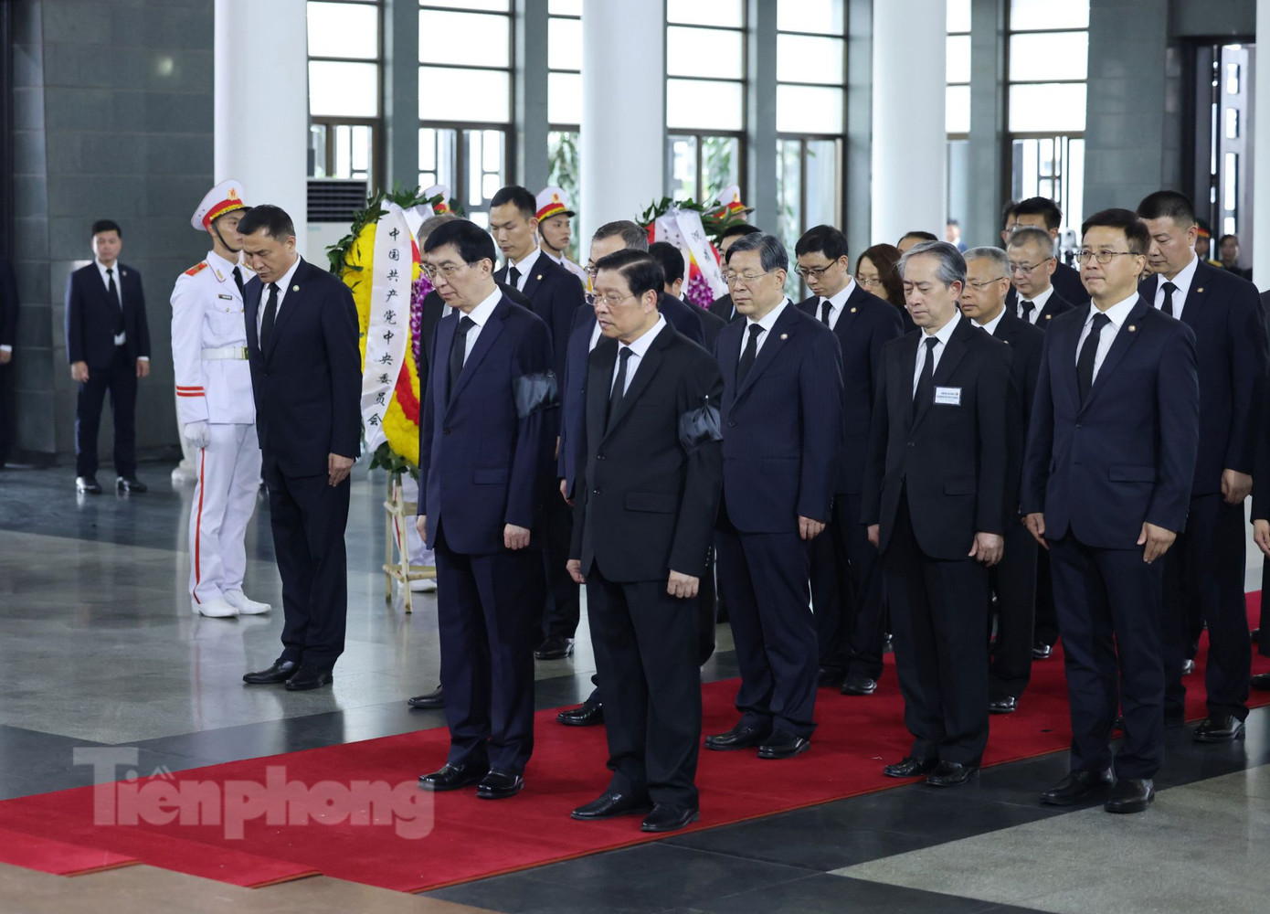 Với tư cách đại diện đặc biệt của Tổng Bí thư, Chủ tịch Trung Quốc Tập Cận Bình, Chủ tịch Chính hiệp Trung Quốc Vương Hộ Ninh dẫn đoàn đại biểu cấp cao Trung Quốc viếng Tổng Bí thư Nguyễn Phú Trọng. (Ảnh: Như Ý)