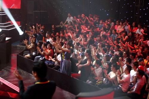 Khán giả đứng lên vỗ tay cho Quang Anh