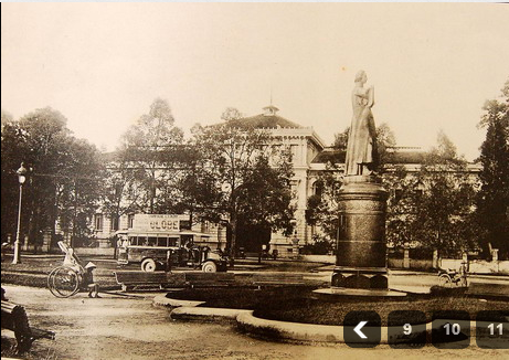 Tượng của Đức Giám mục Pigneau Behaine ở Quảng trường Nhà thờ