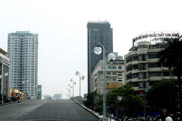 Hệ thống đèn chiếu sáng đã được lắp đặt. Còn thiếu lan can cầu