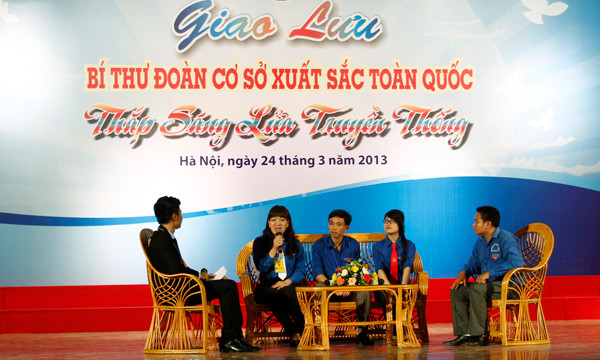 Trong cuộc giao lưu, các Bí thư xuất sắc toàn quốc năm 2012 đã chia sẻ những kinh nghiệm thực tế trong công tác Đoàn của mình, như việc tập hợp đoàn kết thanh niên, hỗ trợ thanh niên làm kinh tế, các phong trào hiến máu tình nguyện… 