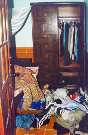 Phòng ngủ nhà ông Hùng bị lục tung để tìm tiền