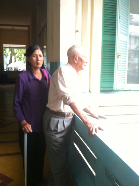 Nam bệnh nhân này bị mù vĩnh viễn sau mổ phaco tại BV Gò Vấp đã được lãnh đạo bệnh viện bồi thường Ảnh: L.N