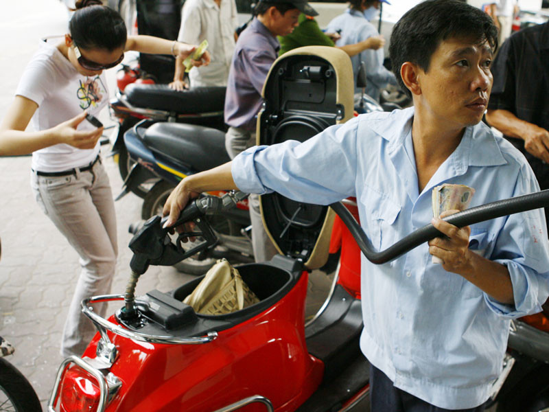 8 giờ tối nay, xăng tăng 420 đồng/lít