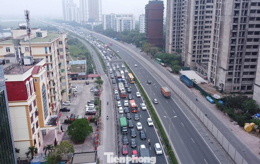 Lượng phương tiện ùn tắc kéo dài từ trạm thu phí Pháp Vân-Cầu Giẽ đến đường vành đai 3 trên cao