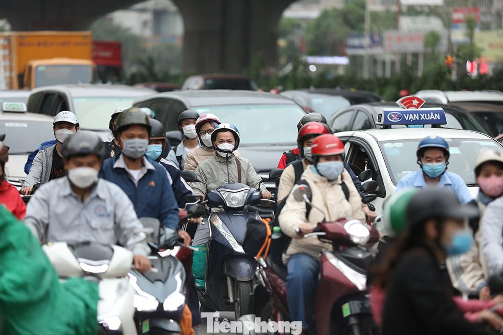 Người dân cùng với đồ đạc lỉnh kỉnh quay trở lại Thủ đô sau kỳ nghỉ lễ 3 ngày