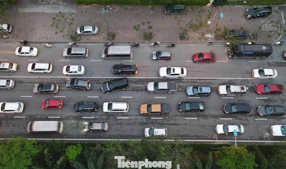 Hàng xe xếp thành 5 hàng nối đuôi nhau