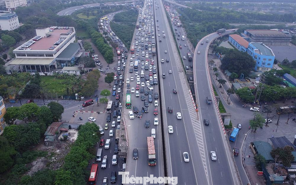 Đường Vành đai 3 trên cao hướng về trung tâm thành phố diễn ra cảnh ùn tắc kéo dài