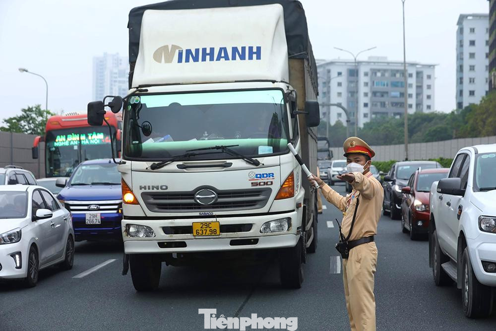 CSGT hướng dẫn phần luồng trên đường Pháp Vân-Cầu Giẽ hướng về trung tâm