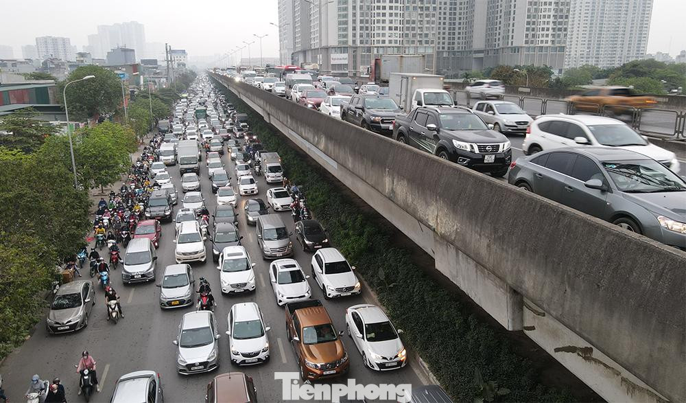 Tính đến 18 giờ cùng ngày, giao thông trên tuyến vành đai 3 (đoạn qua Nguyễn Xiển, Nguyễn Trãi) vẫn ùn tắc kéo dài 3km