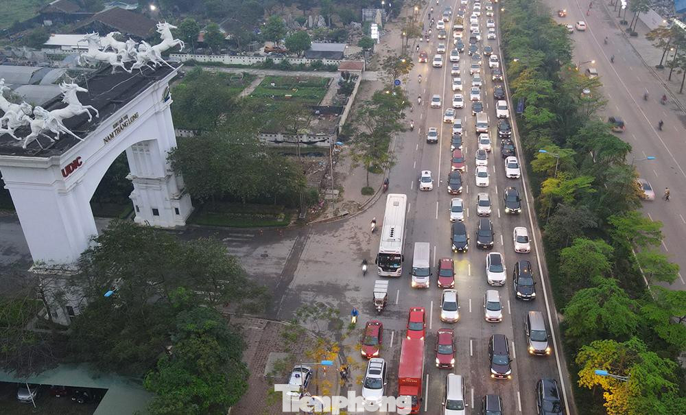 Trên đường Võ Chí Công lúc 18g hướng từ cầu Nhật Tân về Cầu Giấy lượng xe ùn kéo dài Hàng xe xếp thành 5 hàng nối đuôi nhau
