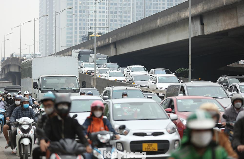 Lúc 17h, tuyến đường vành đai 3 và đường Nguyễn Xiển (Hà Nội) ùn tắc cục bộ theo hướng từ cầu Thanh Trì về ngã tư Big C Thăng Long