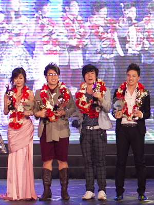 Các ca sỹ đạt giải thưởng ZMA 2010 trên sân khấu