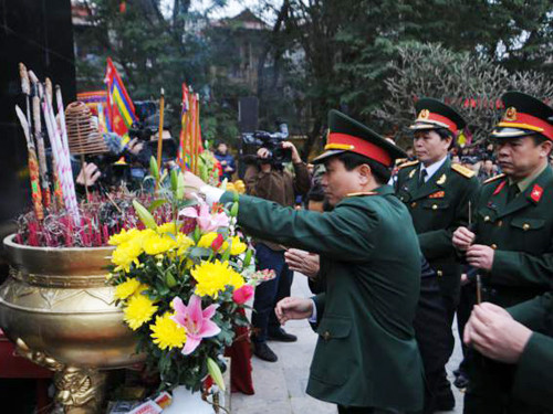 Lãnh đạo Đảng, Nhà nước, TP Hà Nội tiến vào dâng hương vua Quang Trung