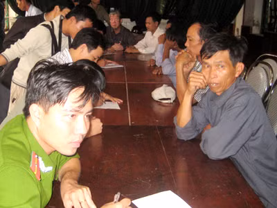 Người nhà nạn nhân đang chờ ngóng trông người thân của mình cũng như khai báo những đặc điểm nhận dạng