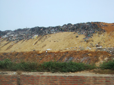 Nam Sơn, khu xử lý rác hiện đại nhất của Hà Nội, thiếu chỗ chôn rác đến mức phải xây tường gạch kiên cố để đựng rác nổi Ảnh: PV. Nam Sơn, khu xử lý rác hiện đại nhất của Hà Nội, thiếu chỗ chôn rác đến mức phải xây tường gạch kiên cố để đựng rác nổi Ảnh: PV