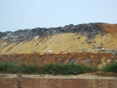 Nam Sơn, khu xử lý rác hiện đại nhất của Hà Nội, thiếu chỗ chôn rác đến mức phải xây tường gạch kiên cố để đựng rác nổi Ảnh: PV