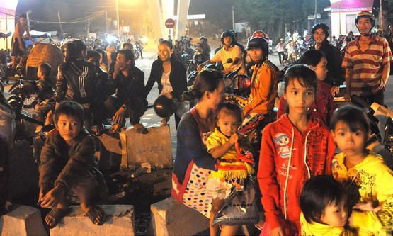 Người dân lo lắng chạy ra khỏi nhà. Ảnh: TTO