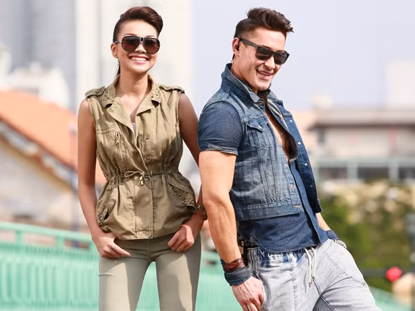Hai người liên tục tạo dáng thân mật trước ống kính