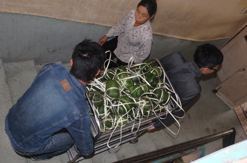 Xe giò được di chuyển xuống tầng dưới để tiếp tục đến với người nghèo