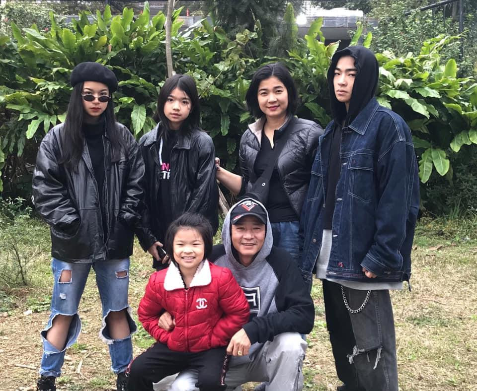 Võ Hoài Nam bên vợ và các con. Ảnh: NVCC.