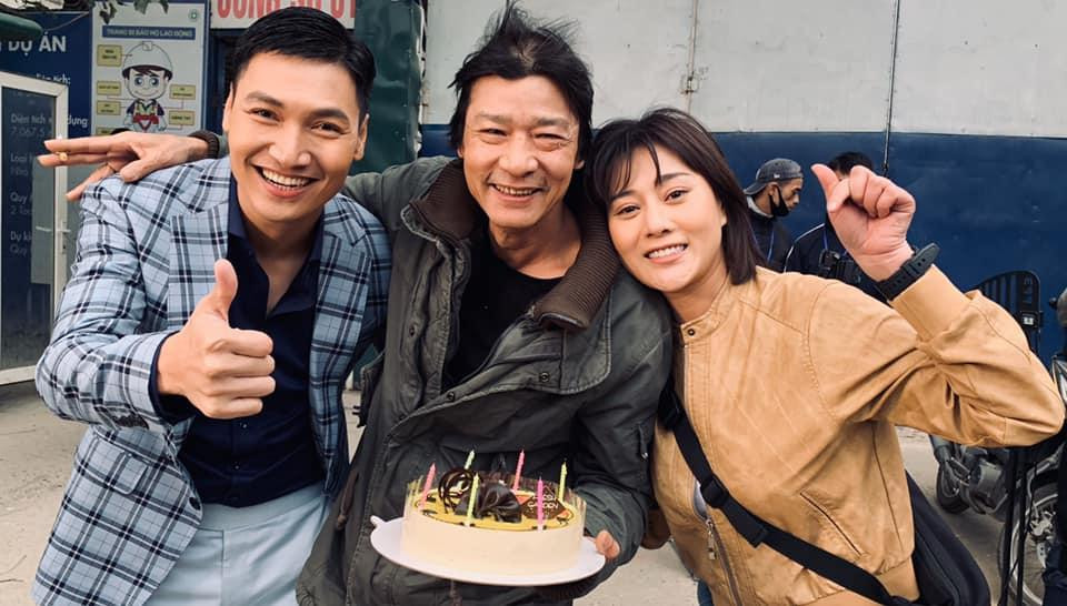 Võ Hoài Nam cùng bạn diễn trên phim trường Hương vị tình thân. Ảnh: NVCC.