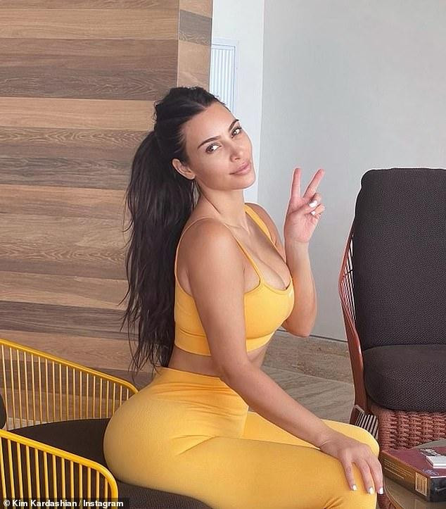 Kim Kardashian khoe thân hình "đồng hồ cát" trứ danh và mặt mộc đáng ngưỡng mộ.