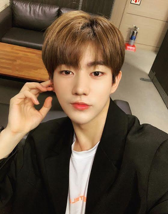 Jin Hua cũng bị tố thay đổi gương mặt bằng phẫu thuật thẩm mỹ. Jin Hua cũng bị tố thay đổi gương mặt bằng phẫu thuật thẩm mỹ.