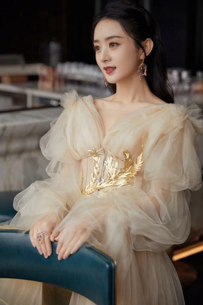 Thiết kế cổ váy chữ V giúp người đẹp sinh năm 1987 khoe xương quai xanh tinh tế. Thiết kế cổ váy chữ V giúp người đẹp sinh năm 1987 khoe xương quai xanh tinh tế.