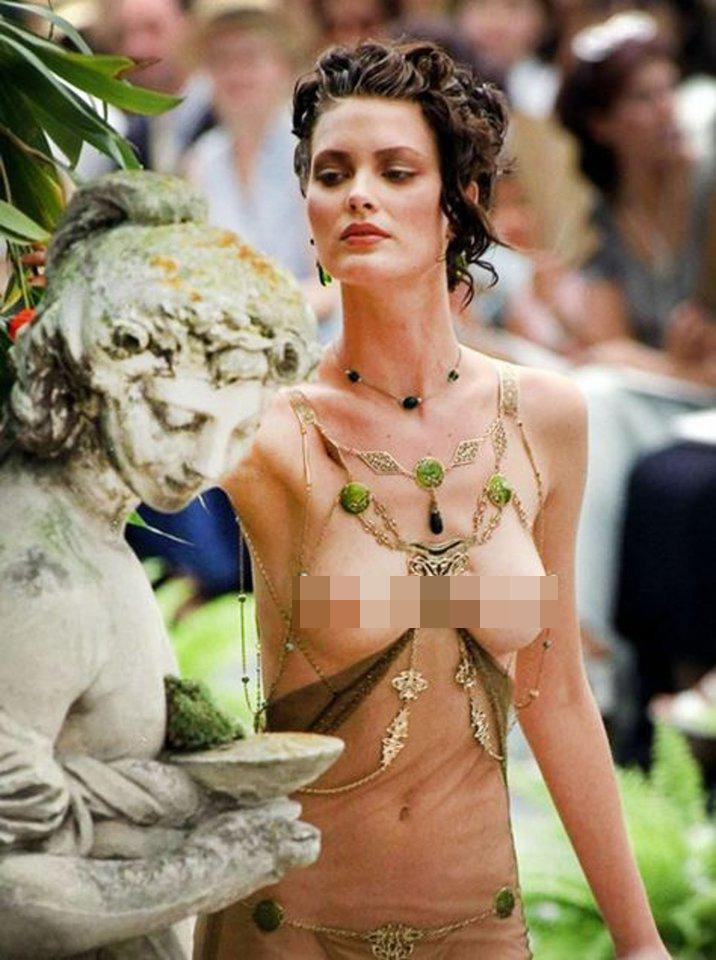 Shalom Harlow mặc chiếc váy xuyên thấu “có như không” đính đá quý trong BST Haute Couture Thu/Đông 1997 của Christian Dior. Shalom Harlow mặc chiếc váy xuyên thấu “có như không” đính đá quý trong BST Haute Couture Thu/Đông 1997 của Christian Dior.