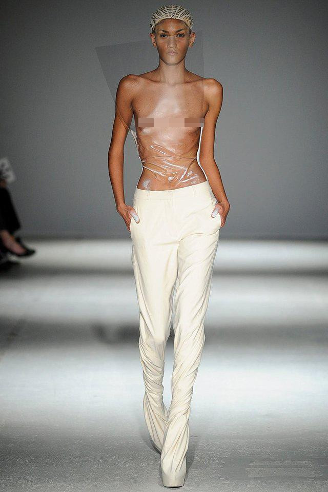 Thiết kế trong BST Thu/Đông 2014 của Gareth Pugh dùng tấm nhựa trong suốt thay cho áo. Thiết kế trong BST Thu/Đông 2014 của Gareth Pugh dùng tấm nhựa trong suốt thay cho áo.