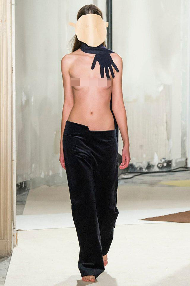 Trong show diễn Thu/Đông 2015 với phong cách siêu thực của Jacquemus, một thiết kế chỉ gồm quần và những phụ kiện lạ lùng. Trong show diễn Thu/Đông 2015 với phong cách siêu thực của Jacquemus, một thiết kế chỉ gồm quần và những phụ kiện lạ lùng.