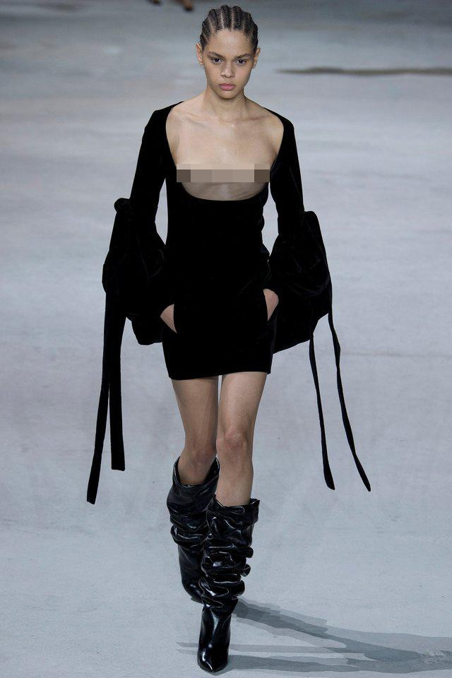 Anthony Vaccarello thiết kế chiếc váy khoét siêu rộng trong show Saint Lauren Thu/Đông 2017. Anthony Vaccarello thiết kế chiếc váy khoét siêu rộng trong show Saint Lauren Thu/Đông 2017.