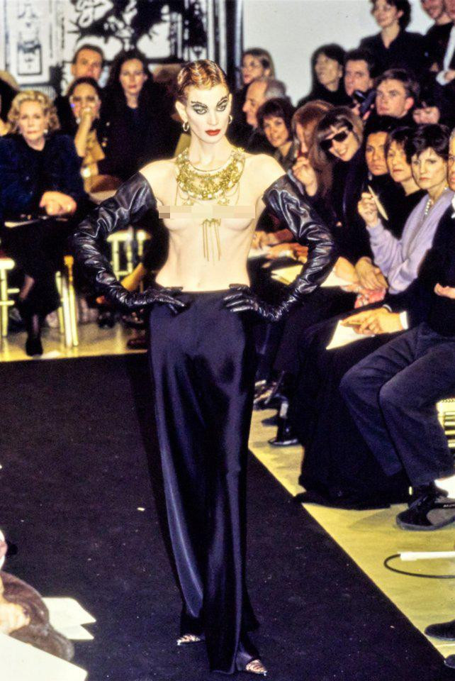 Nhà thiết kế thời trang Pháp Jean Paul Gautier tiếp tục gây “bão” tại show diễn Xuân/Hè 1997 với thiết kế chỉ gồm chân váy dài và găng tay da, cùng vòng cổ vàng cầu kỳ, khiến người mẫu bán khỏa thân trên sàn catwalk. Nhà thiết kế thời trang Pháp Jean Paul Gautier tiếp tục gây “bão” tại show diễn Xuân/Hè 1997 với thiết kế chỉ gồm chân váy dài và găng tay da, cùng vòng cổ vàng cầu kỳ, khiến người mẫu bán khỏa thân trên sàn catwalk.
