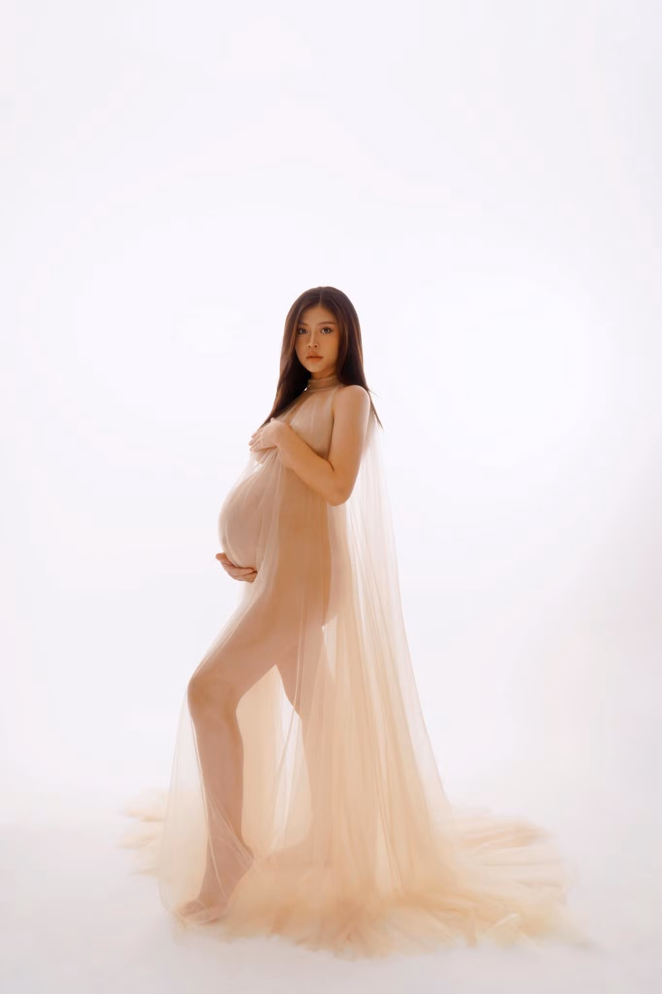 Tăng "nhẹ" 20kg, Chúng Huyền Thanh vẫn vô cùng quyến rũ.