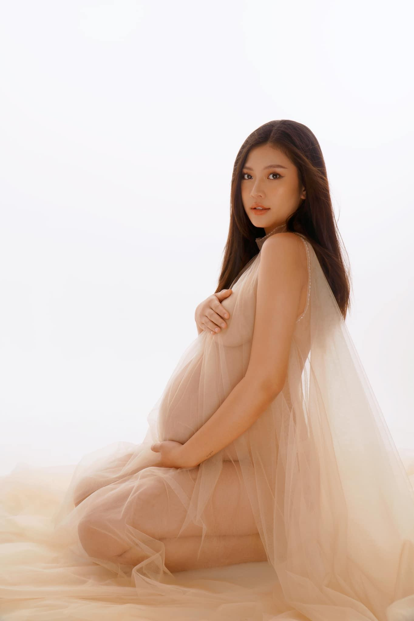 Chúng Huyền Thanh tung ảnh nude trước ngày &quot;vượt cạn&quot; lần 2.