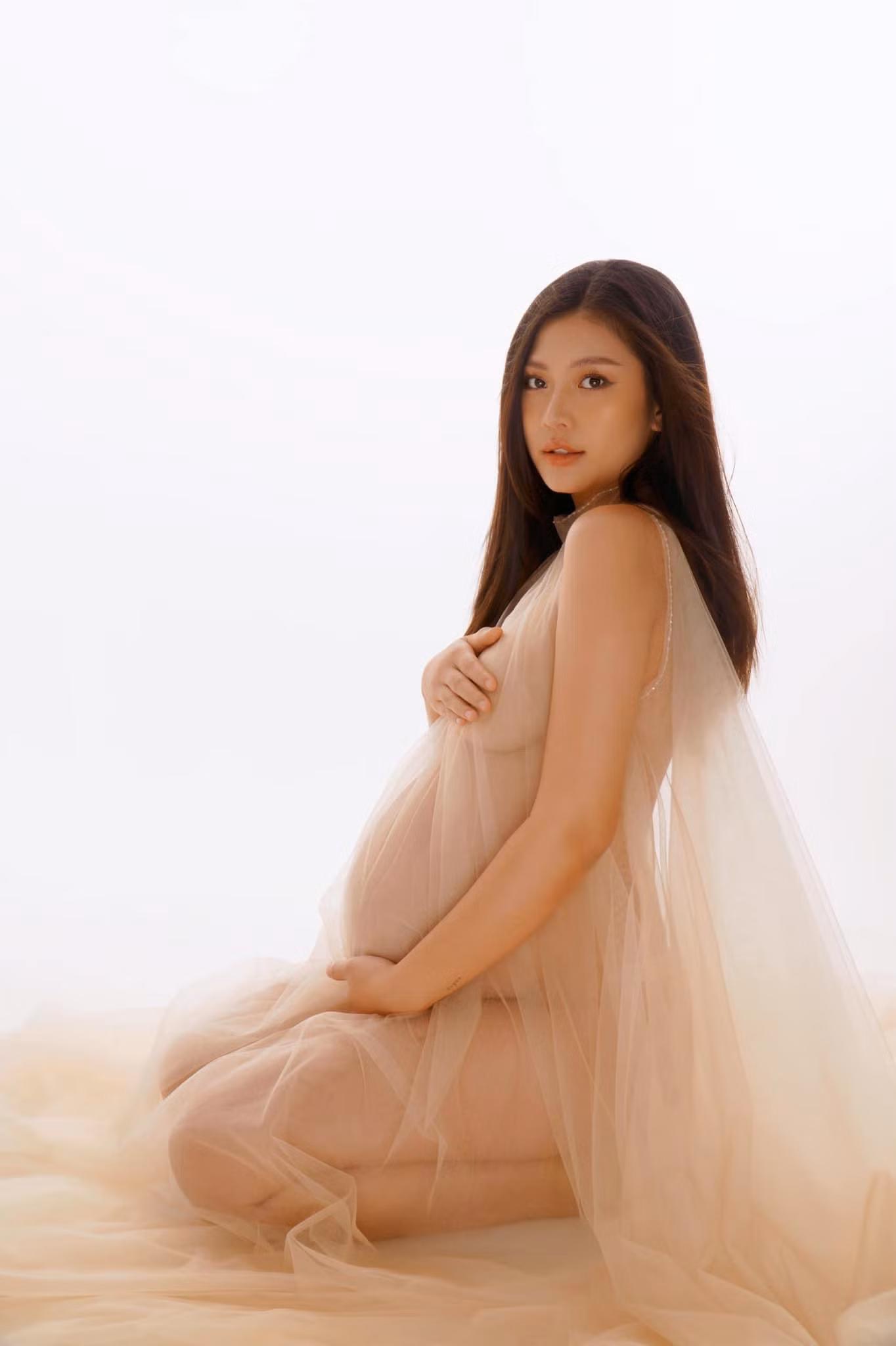 Chúng Huyền Thanh tung ảnh nude trước ngày "vượt cạn" lần 2.
