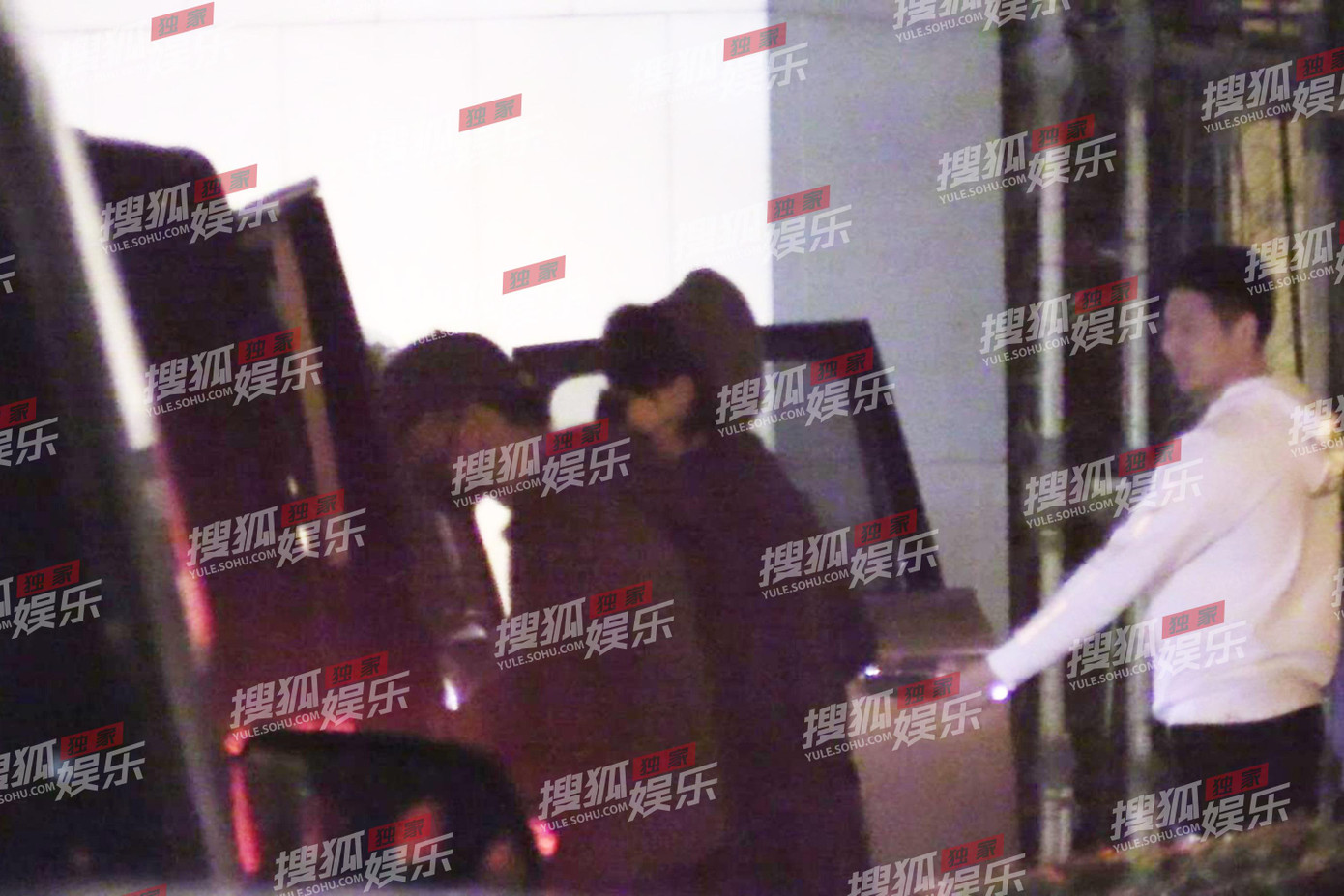 Họ cùng nhau lên xe và về nhà của Vương Phi.