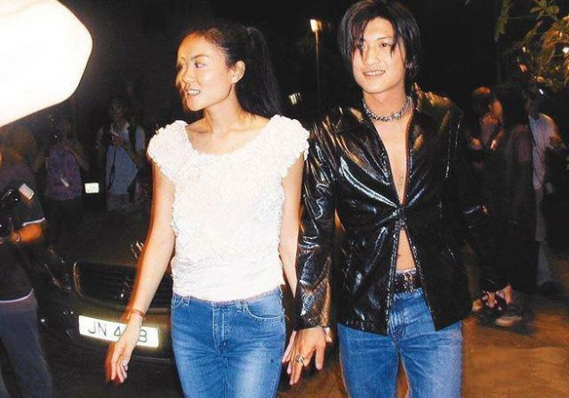 Cặp "chị - em" tái hiện "cái nắm tay thế kỷ" cách đây 21 năm.