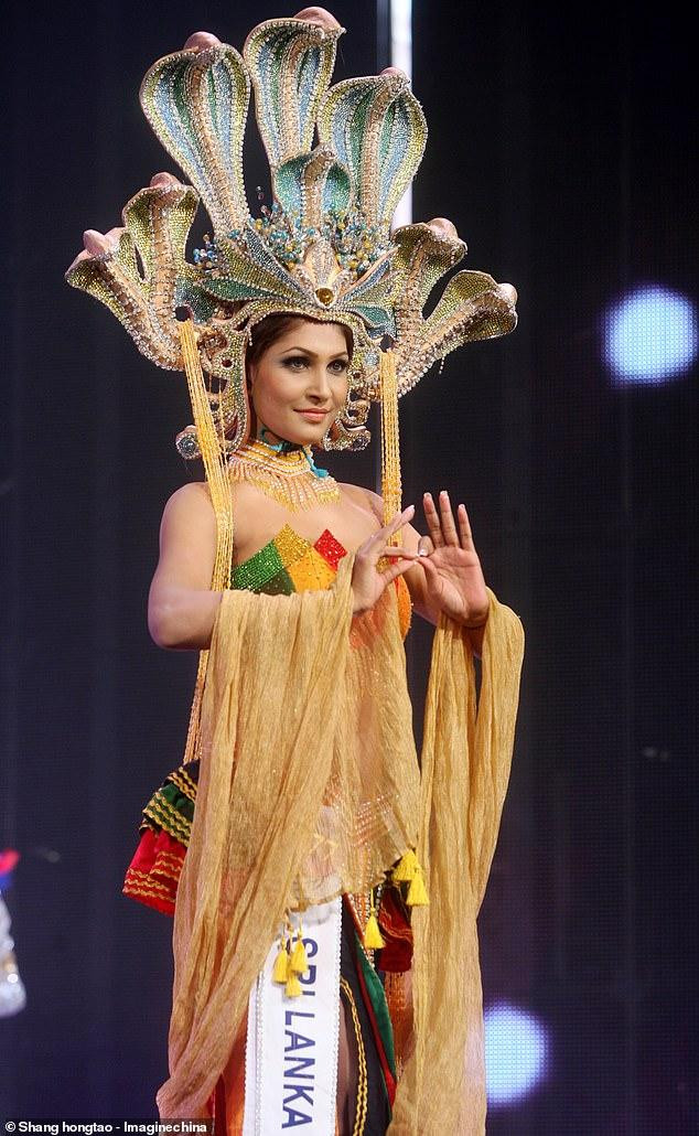 Trước khi thành Hoa hậu Quý bà Sri Lanka, De Silva từng đăng quang Hoa hậu Thế giới Sri Lanka 2011. Trước khi thành Hoa hậu Quý bà Sri Lanka, De Silva từng đăng quang Hoa hậu Thế giới Sri Lanka 2011.