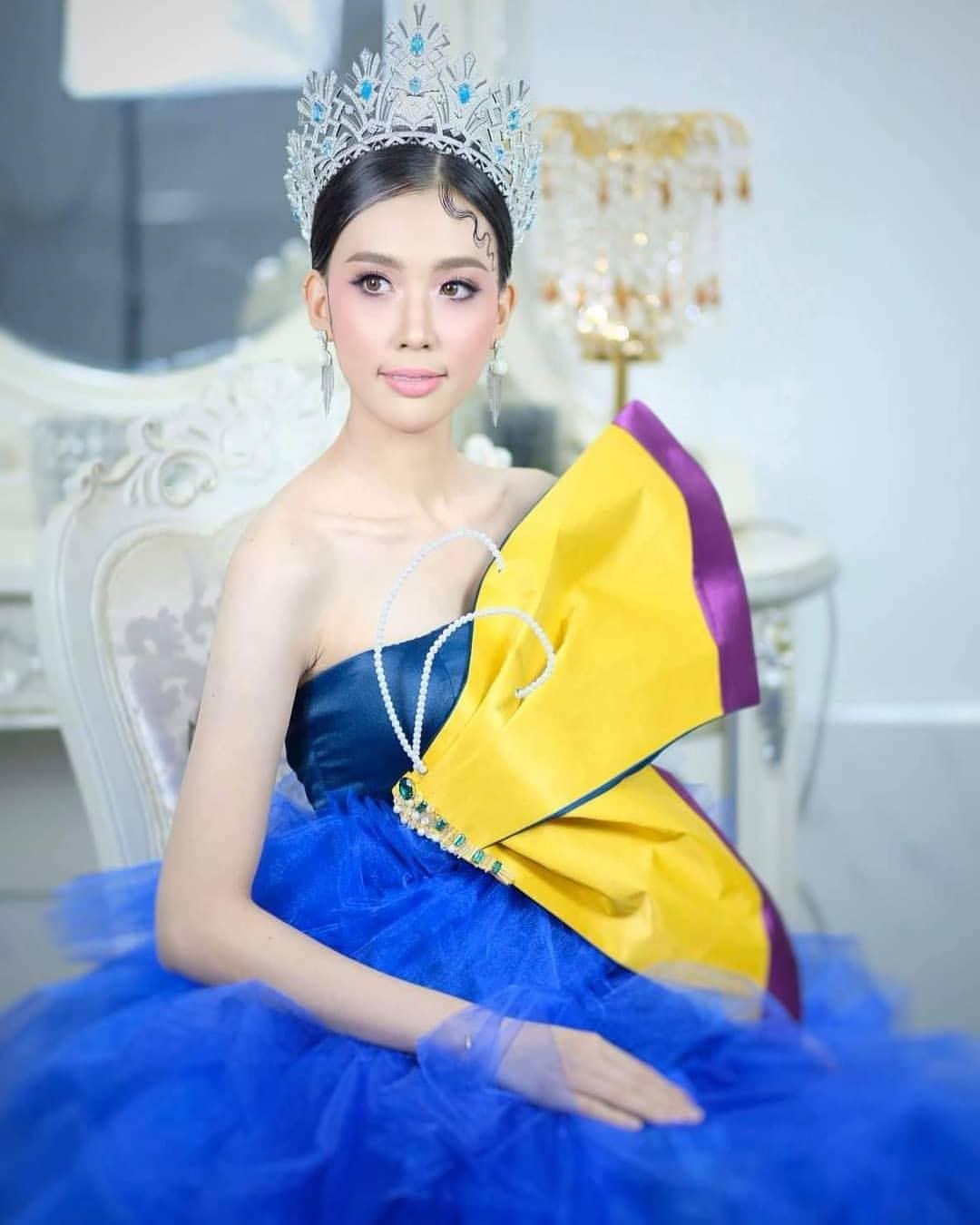 Hoa hậu Souphavady Phongsavanh trả vương miện vì lùm xùm khai man tuổi.