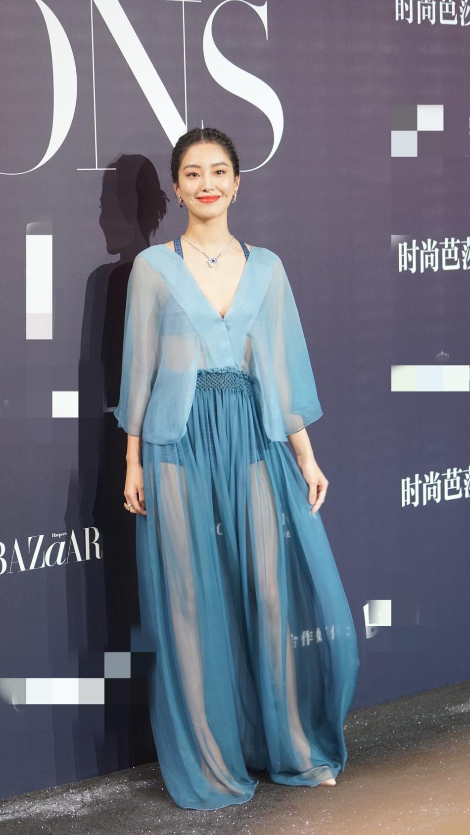 Yang Caiyu như mặc đồ đi biển lên thảm đỏ. Yang Caiyu như mặc đồ đi biển lên thảm đỏ.