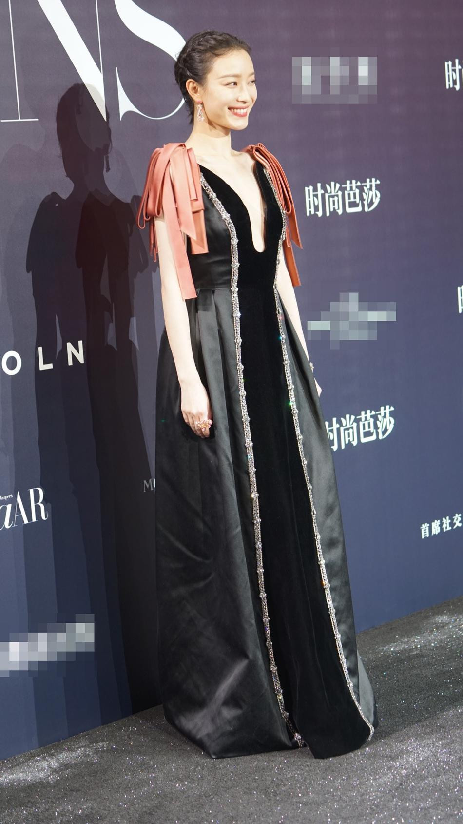 "Mưu nữ lang" Nghê Ni cũng bị chê chọn trang phục quá già. "Mưu nữ lang" Nghê Ni cũng bị chê chọn trang phục quá già.