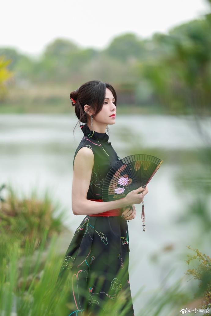 Theo chia sẻ của Lý Nhược Đồng, cô không can thiệp phẫu thuật thẩm mỹ để níu giữ tuổi xuân. Thay vào đó, người đẹp duy trì lối sống lành mạnh, chú trọng bảo dưỡng nhan sắc và giữ gìn sức khỏe. Mỗi tuần, cô dành 4-5 buổi để tập luyện các bộ môn như thể hình, yoga... Theo chia sẻ của Lý Nhược Đồng, cô không can thiệp phẫu thuật thẩm mỹ để níu giữ tuổi xuân. Thay vào đó, người đẹp duy trì lối sống lành mạnh, chú trọng bảo dưỡng nhan sắc và giữ gìn sức khỏe. Mỗi tuần, cô dành 4-5 buổi để tập luyện các bộ môn như thể hình, yoga...