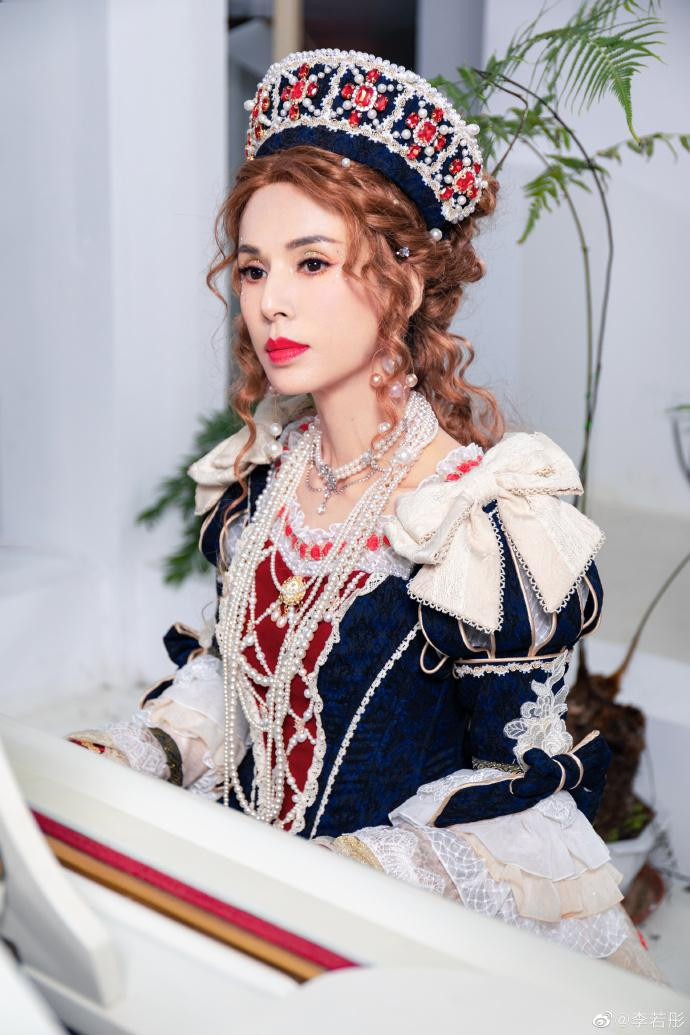 Mới đây, Lý Nhược Đồng chia sẻ bộ ảnh cosplay trên trang Weibo cá nhân. "Tôi là một diễn viên, từng đóng nhiều vai và thử nhiều ngoại hình khác nhau, nhưng đây là lần đầu tiên tôi thử phong cách Lolita. Nó thực sự rất thú vị. Lần này tôi đã có một khoảng thời gian tuyệt vời", cô viết. Mới đây, Lý Nhược Đồng chia sẻ bộ ảnh cosplay trên trang Weibo cá nhân. "Tôi là một diễn viên, từng đóng nhiều vai và thử nhiều ngoại hình khác nhau, nhưng đây là lần đầu tiên tôi thử phong cách Lolita. Nó thực sự rất thú vị. Lần này tôi đã có một khoảng thời gian tuyệt vời", cô viết.