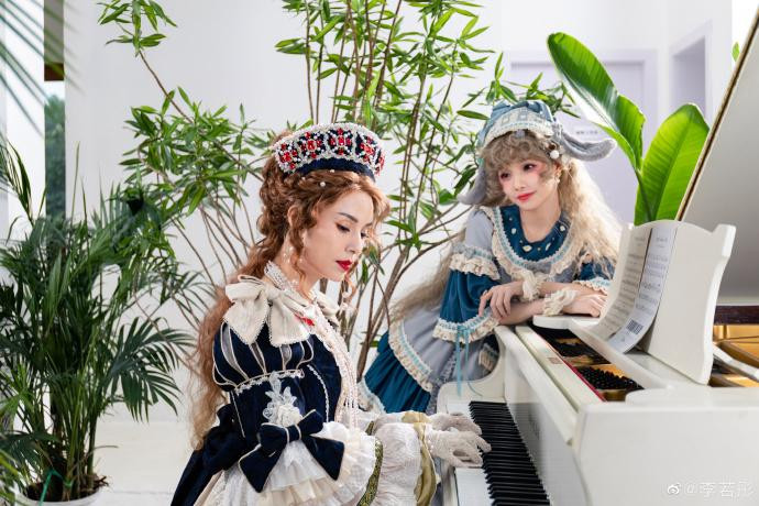 Bên cạnh đó, một số nhận xét, Lý Nhược Đồng thích hợp mặc đồ cổ trang Trung Quốc hơn. Bên cạnh đó, một số nhận xét, Lý Nhược Đồng thích hợp mặc đồ cổ trang Trung Quốc hơn.