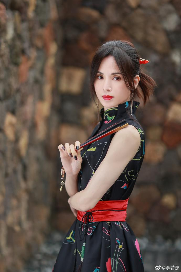 Bước sang tuổi 55, "Cô cô" vẫn khiến người hâm mộ xao xuyến trước sắc vóc "bất biến" theo thời gian. Bước sang tuổi 55, "Cô cô" vẫn khiến người hâm mộ xao xuyến trước sắc vóc "bất biến" theo thời gian.