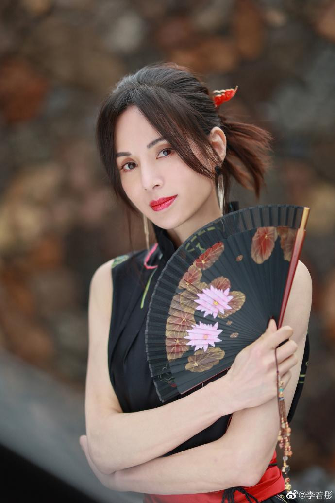 Nhận được phản hồi tích cực từ cộng đồng mạng, Lý Nhược Đồng tiếp tục tung bộ ảnh mới, mang phong cách pha trộn giữa Trung Quốc và Nhật Bản. Nhận được phản hồi tích cực từ cộng đồng mạng, Lý Nhược Đồng tiếp tục tung bộ ảnh mới, mang phong cách pha trộn giữa Trung Quốc và Nhật Bản.
