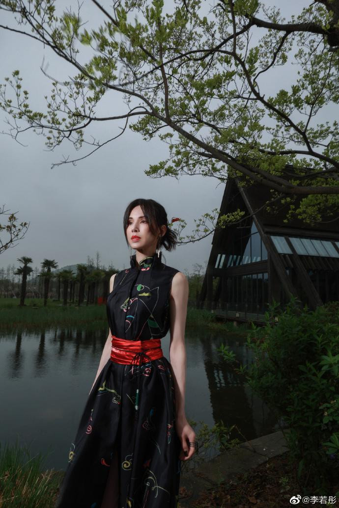 Không chỉ gương mặt "trẻ mãi không già", cô còn sở hữu thân hình mảnh mai, đặc biệt là vòng eo bé xíu không thua kém gái đôi mươi. Không chỉ gương mặt "trẻ mãi không già", cô còn sở hữu thân hình mảnh mai, đặc biệt là vòng eo bé xíu không thua kém gái đôi mươi.